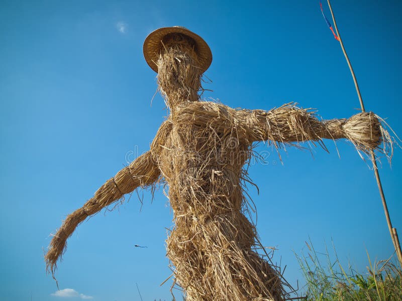 scarecrow-made-straw-17840970.jpg